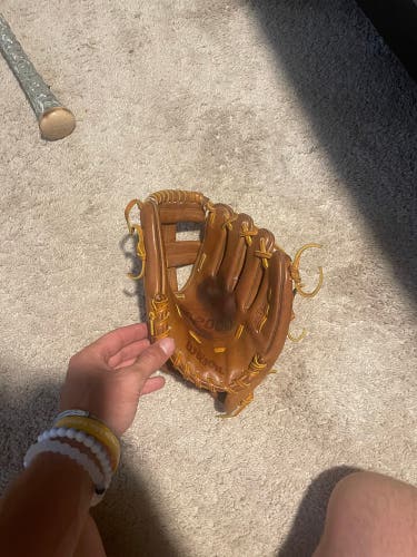 Wilson infield training mitt (barely Used)