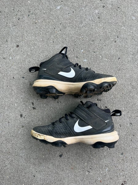 Black used Youth 3.5 Molded Nike Trout Cleats