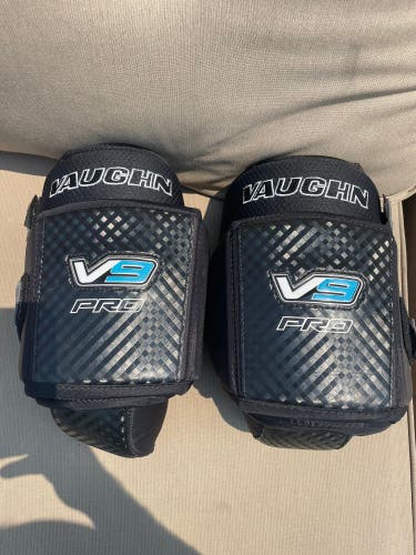 Pro Vaughn V9 goalie knee pads