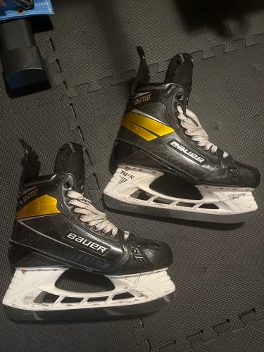 Bauer Regular Width Size 10 Supreme UltraSonic Hockey Skates