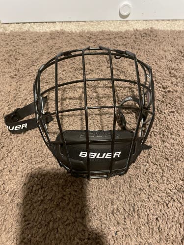 Used Medium Bauer Full Cage Re-Akt Cage