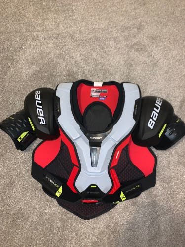 New Medium Bauer  Vapor Hyperlite Shoulder Pads