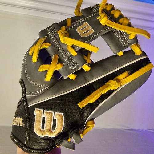 Used 2022 Wilson Right Hand Throw Infield A2000 Baseball Glove 12"
