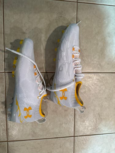 White Unisex Molded Cleats Low Top
