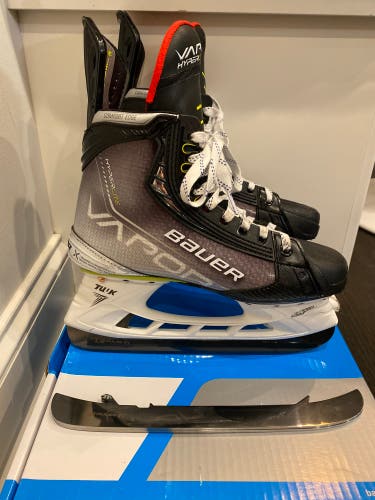 Used Bauer Size 6 Vapor Hyperlite Hockey Skates With Extra Set Of Pulse TI