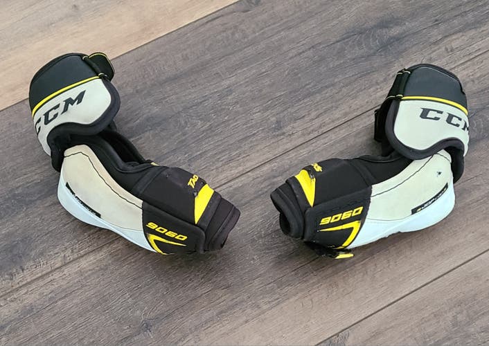 Used Small CCM Tacks 9060 Elbow Pads