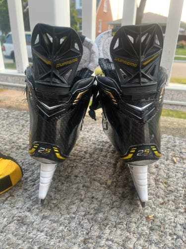 Used Bauer Regular Width  Size 4 Supreme 2S Pro Hockey Skates