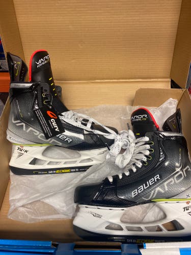 New Bauer Regular Width  Size 8.5 Vapor Hyperlite Hockey Skates