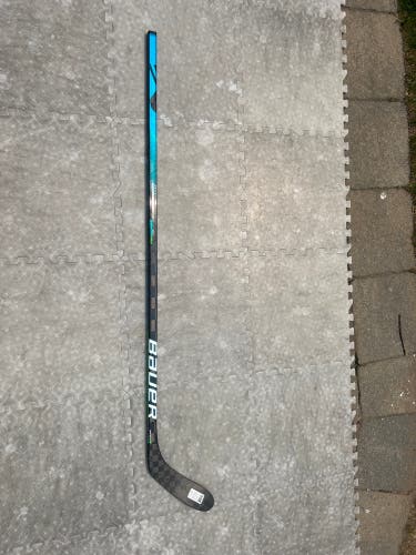 Senior Left Hand P28 87 Flex Nexus Geo Hockey Stick