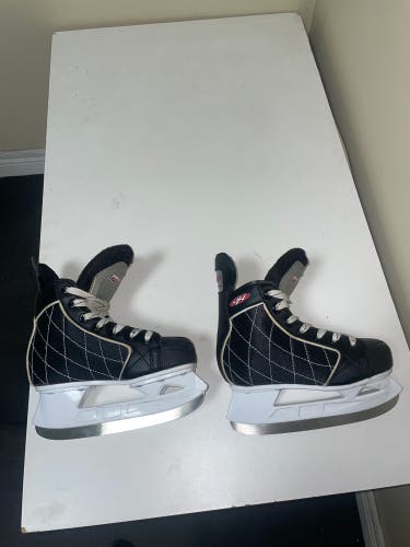 Hespeler Size 2 Hockey Skates (used)