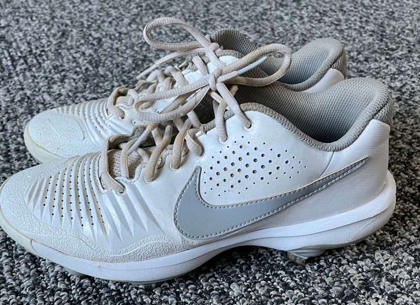 White Men's Used Size 7.0 (Women's 8.0) Metal Nike Low Top Alpha Huarache 3 Varsity