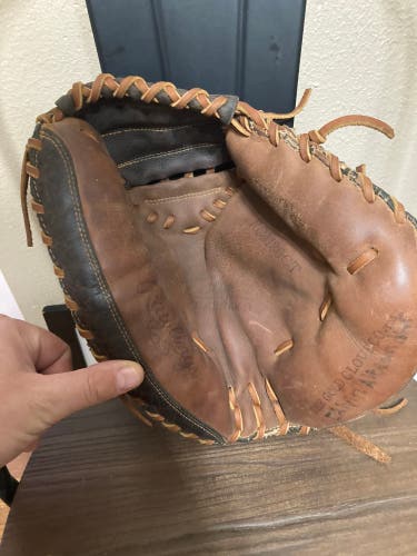 Relaced/reconditioned Player Preferred Catchers Mitt-33’ RHT