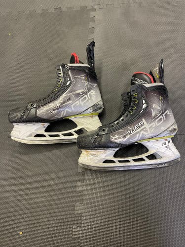 Used Bauer Regular Width Size 9.5 Vapor Hyperlite 2 Hockey Skates