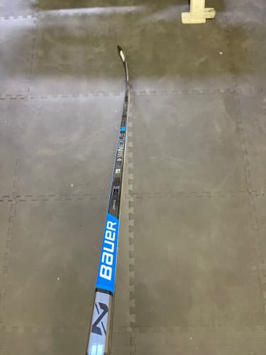 Senior Right Handed P28 Team Nexus Hockey Stick