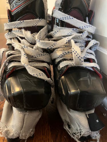 Junior Used Bauer Vapor X900 Goalie Skates Regular Width Size 2.5