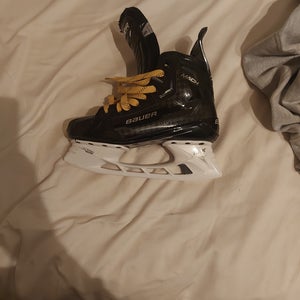 Intermediate New Bauer Supreme Mach Hockey Skates Regular Width Size 5