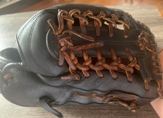 Mizuno 11.75” MVP + Boombah 7.5 cleats
