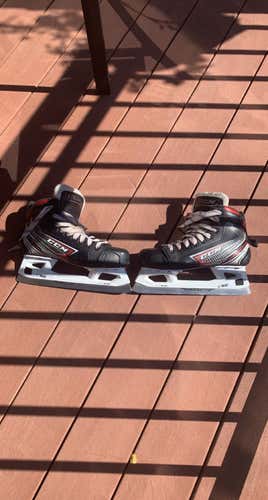 Used Intermediate CCM Hockey Skates Size 5