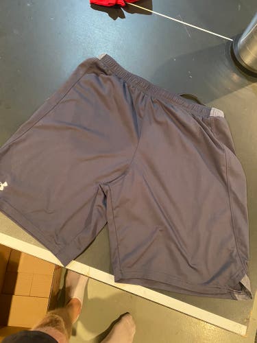New Gray Under Armour Training Short Size L