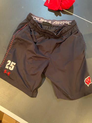 Wisconsin Team Men's Under Armour Shorts Size Large