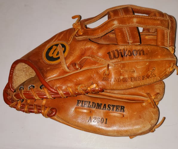 Used Wilson 2601 Fieldmaster Outfield Baseball Glove 10.5"