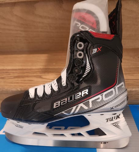 Brand new in box Bauer Vapor 3X Size 6.5 Shoe size 8 Fit 3