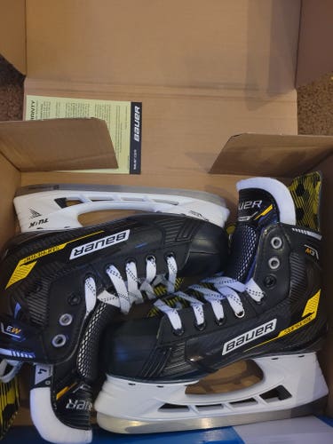 Intermediate Brand New Bauer Supreme M3 Hockey Skates Regular Width Size 4