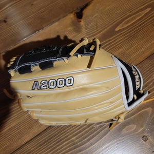 New 2022 Right Hand Throw Wilson Pitcher's A2000 Softball Glove 12"
