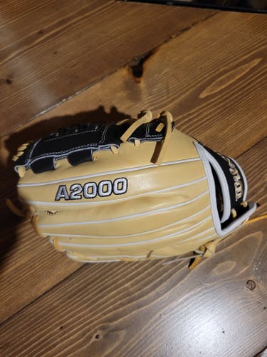 New 2022 Right Hand Throw Wilson Pitcher's A2000 Softball Glove 12"