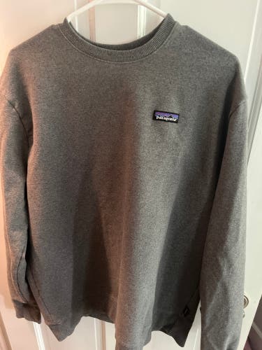 Green Vineyard Vines Shep Shirt And Gray Patagonia Sweatshirt- XL - Bundle