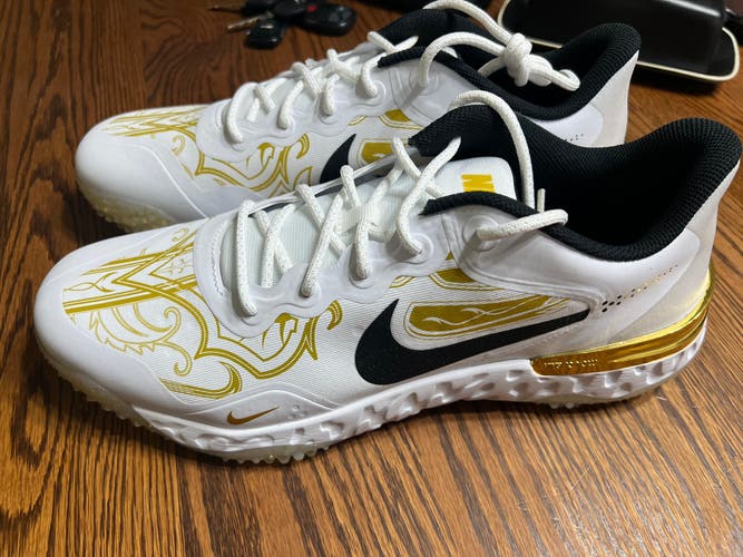 Gold Men's Size 8.5 (Women's 9.5) Low Top Nike alpha huarache elite 3