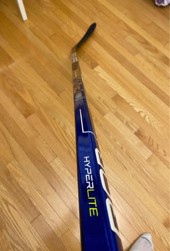 Senior Right Handed P28M Vapor Hyperlite Hockey Stick