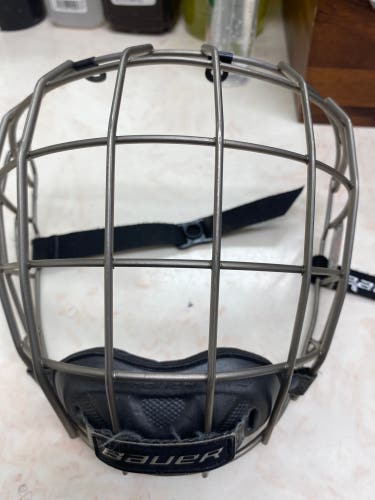 Used Medium Bauer Full Cage Re-Akt Cage