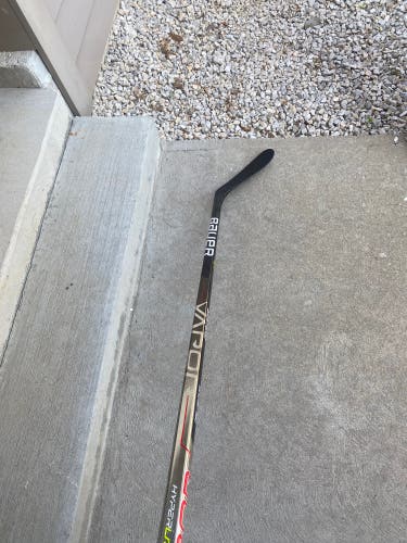 Intermediate Right Handed P28  Vapor Hyperlite Hockey Stick