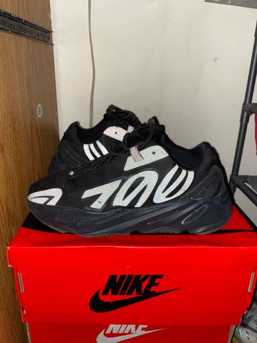 Men's Size 10 (Women's 11) Adidas Yeezy 700 mnvn