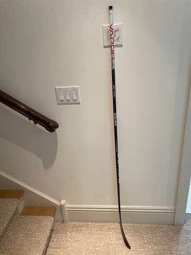 Intermediate Right Handed P28 Vapor Hyperlite Hockey Stick