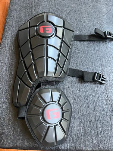 G FORM NEW w/out box Black Senior Shin Guards