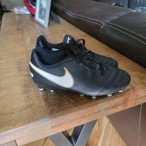 Black Used Kids Men's 1.5 (Women's 2.5) Molded Cleats Nike Tiempo Rio II Cleats