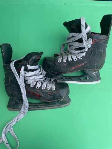 Used Junior Bauer Vapor X900 Hockey Skates (Regular) - Size: 4.0