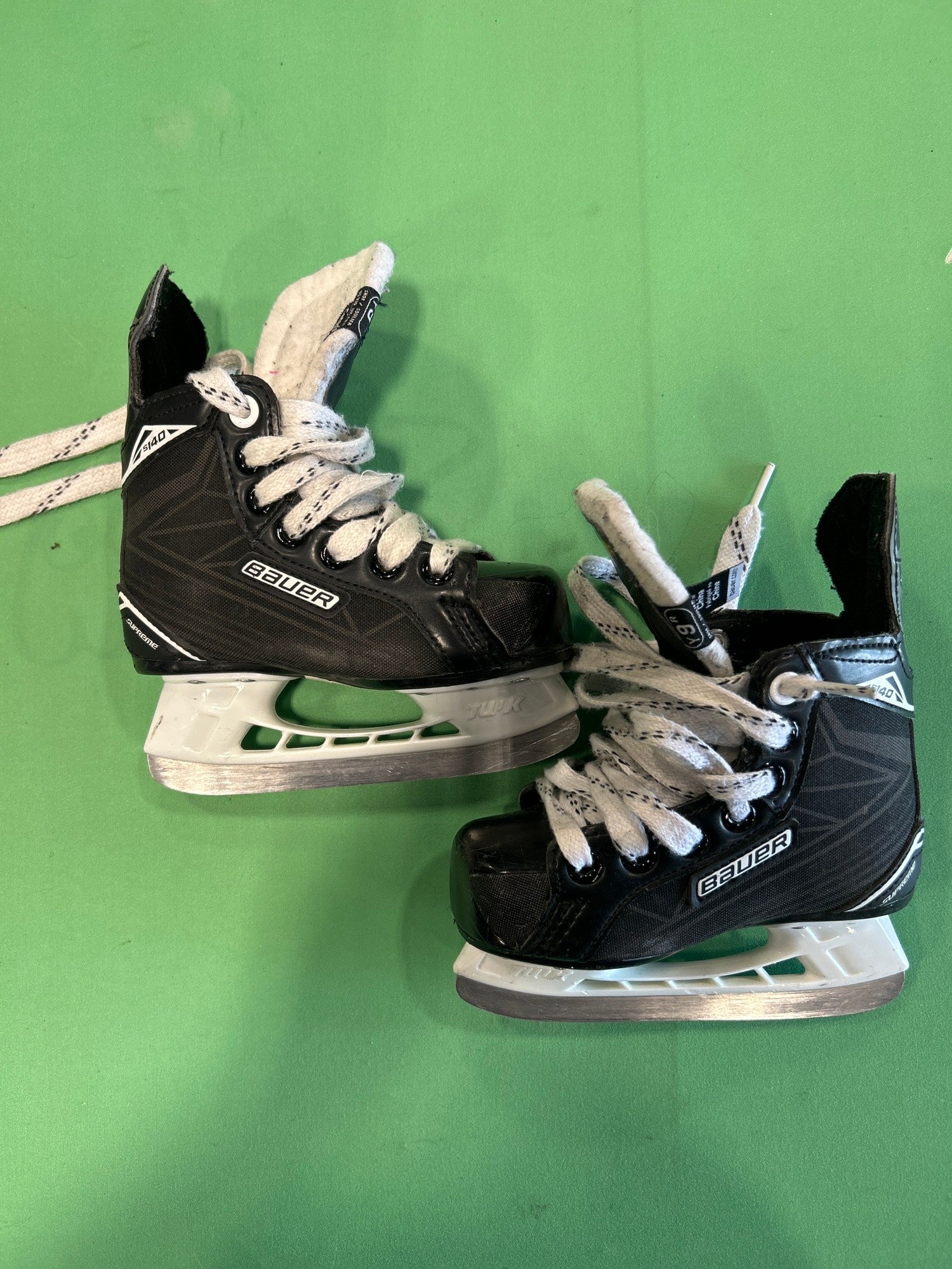 Used Youth Bauer Supreme S140 Hockey Skates (Regular) - Size: 9.0