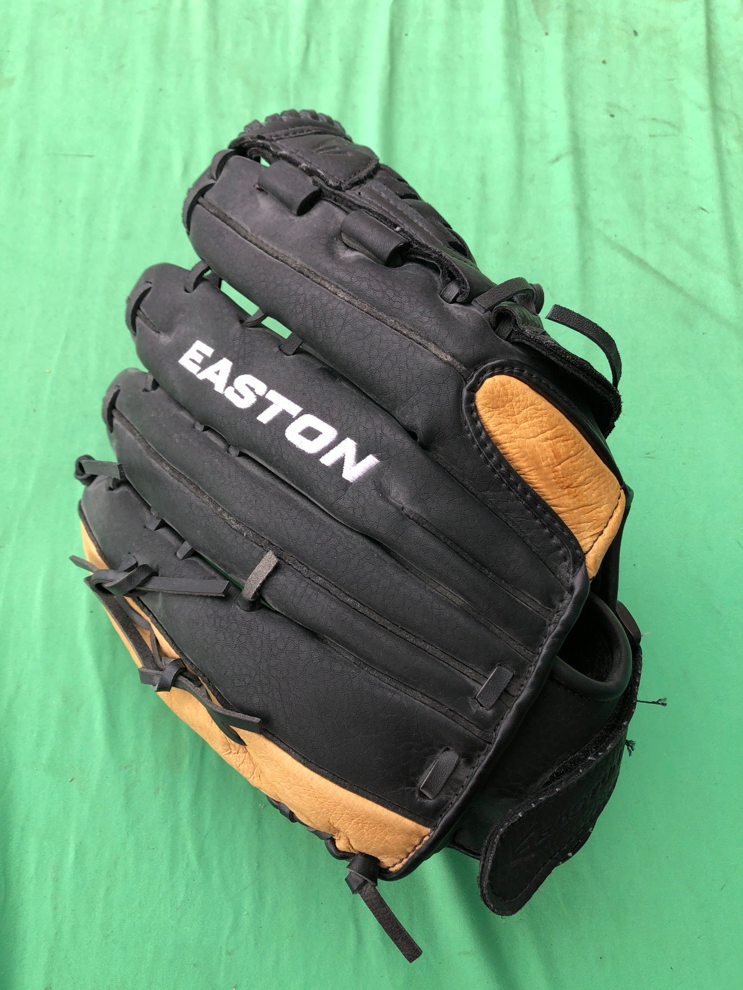 Nice Easton Black Magic Right Hand Throw Baseball/Softball Glove