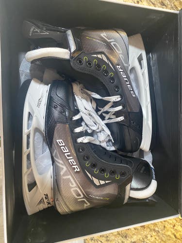 New Bauer Extra Wide Width Pro Stock Size 8.5 Vapor Hyperlite Hockey Skates