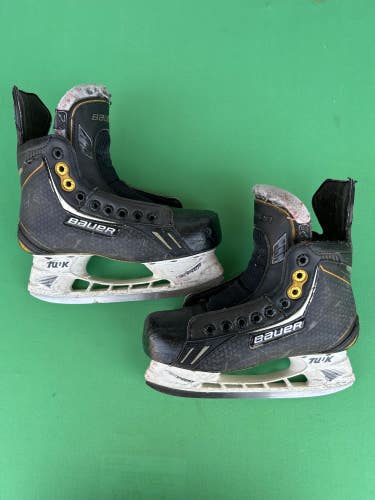 Used Junior Bauer Supreme One.8 Hockey Skates (Regular) - Size: 2.5