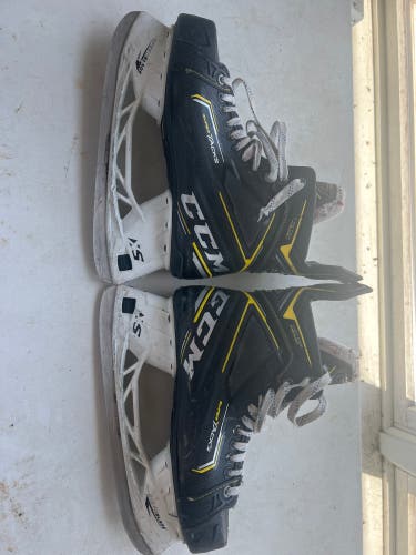 Used CCM Regular Width Size 10 Super Tacks Hockey Skates