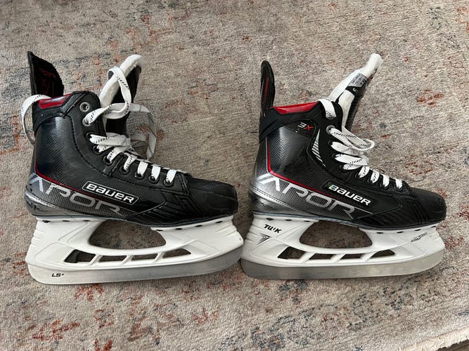 Like NEW!  Junior Bauer Vapor 3X Hockey Skates Size 5.5