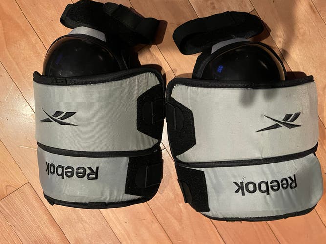 Hockey goalie knee pads