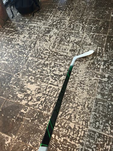 Intermediate Right Handed P28  Supreme ADV Hockey Stick
