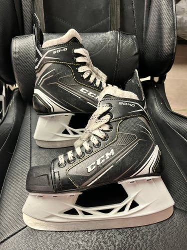 Youth Used CCM Regular Width Size 2 Tacks 9040 Hockey Skates