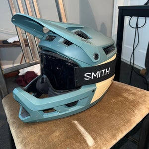 Medium Smith  Mainline Bike Helmet With New Goggles
