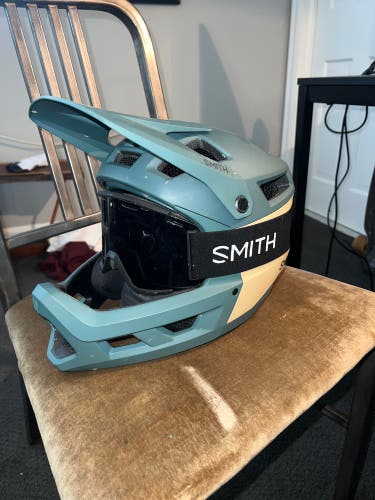 Medium Smith  Mainline Bike Helmet With New Goggles
